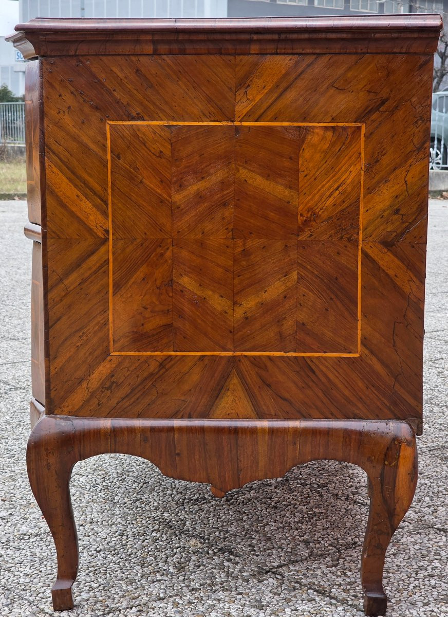 Comò sagomato a due cassetti, ambito veneto, prima metà del XVIII secolo-photo-7