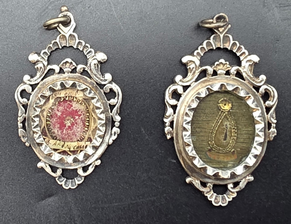 Due porta reliquie in argento traforato, XIX secolo – oggetti di interesse storico