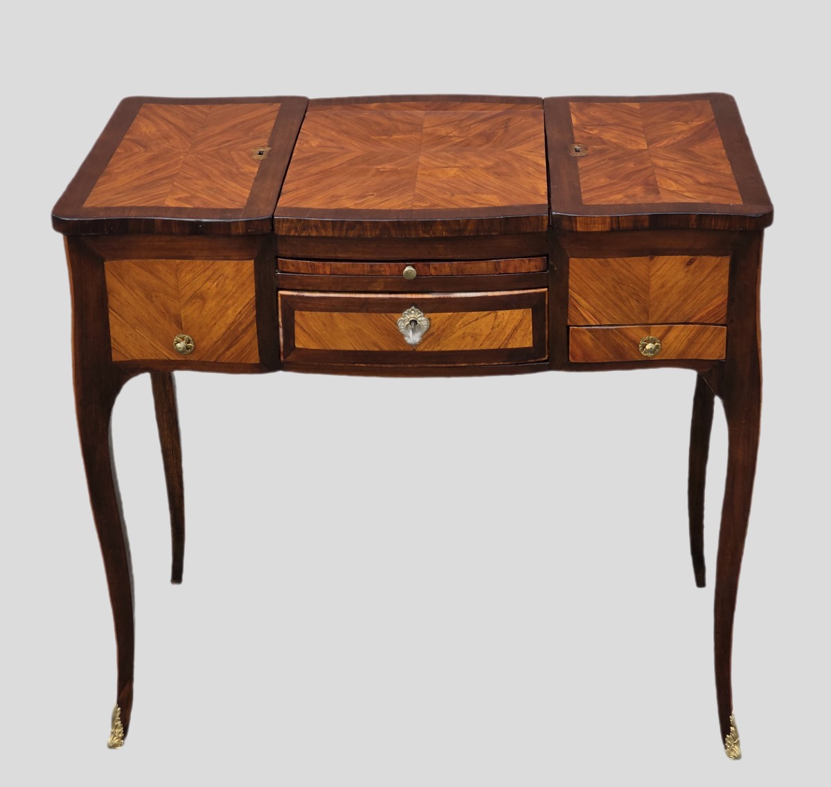 Tavolino da toilette Luigi XVI in bois de rose e palissandro, fine XVIII secolo