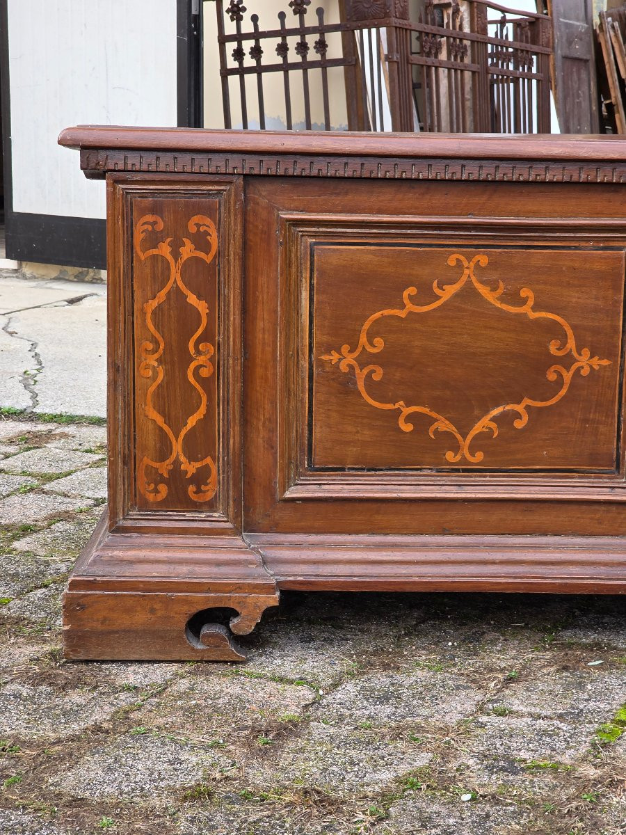 Cassapanca emiliana in noce intarsiato, fine XVII – inizi XVIII secolo-photo-2