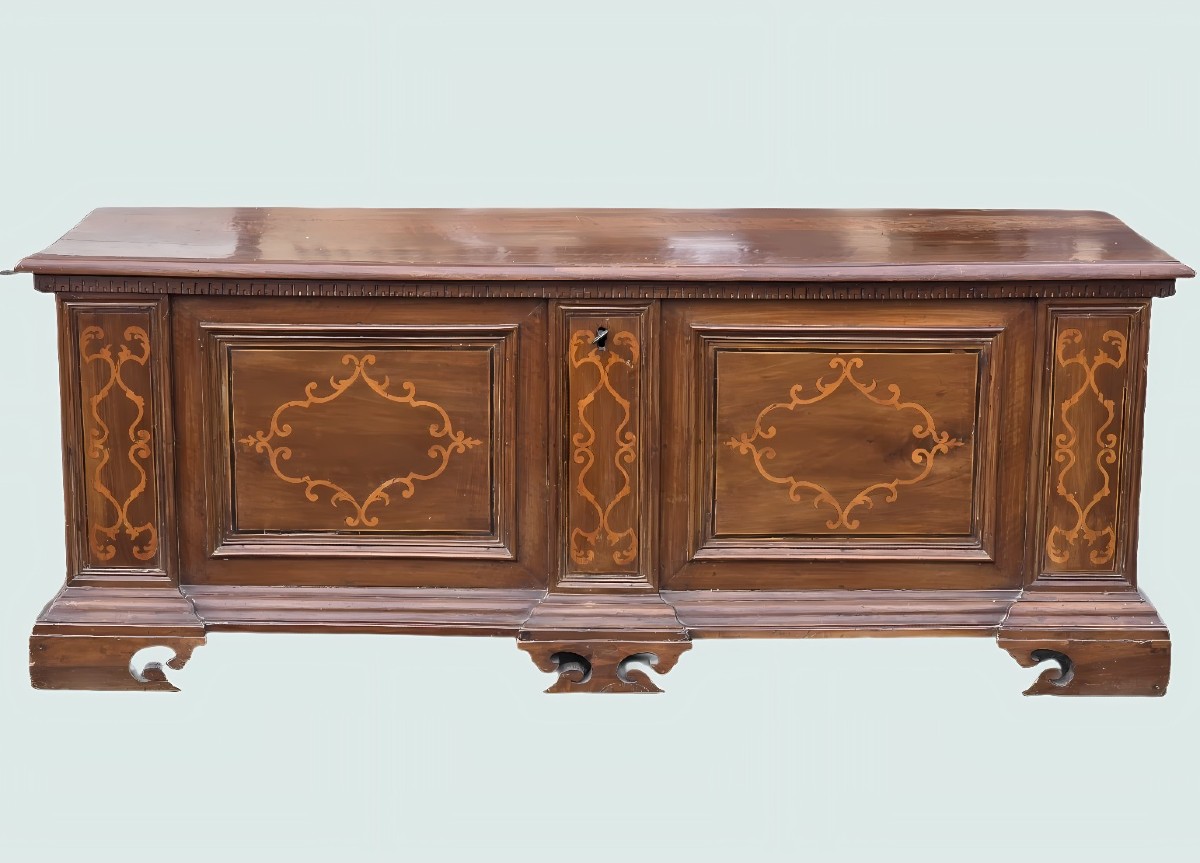 Cassapanca emiliana in noce intarsiato, fine XVII – inizi XVIII secolo