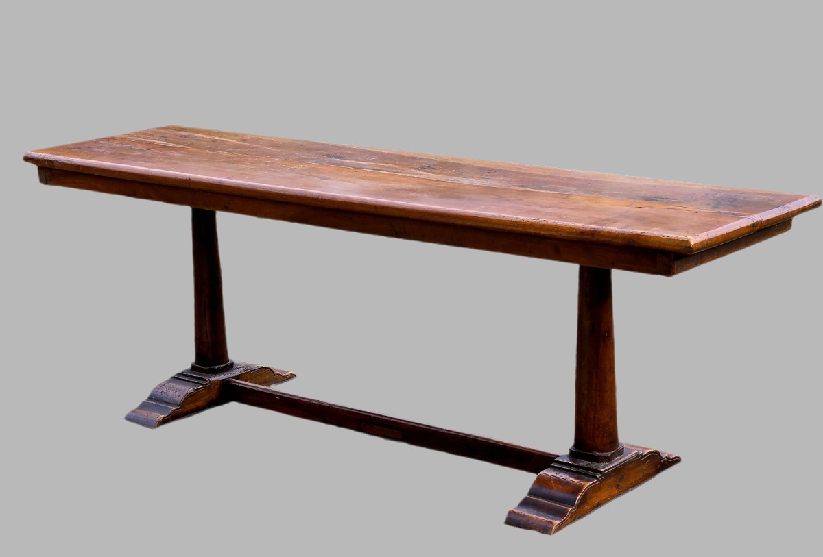 Tavolo in stile frattino in noce assemblato con elementi antichi