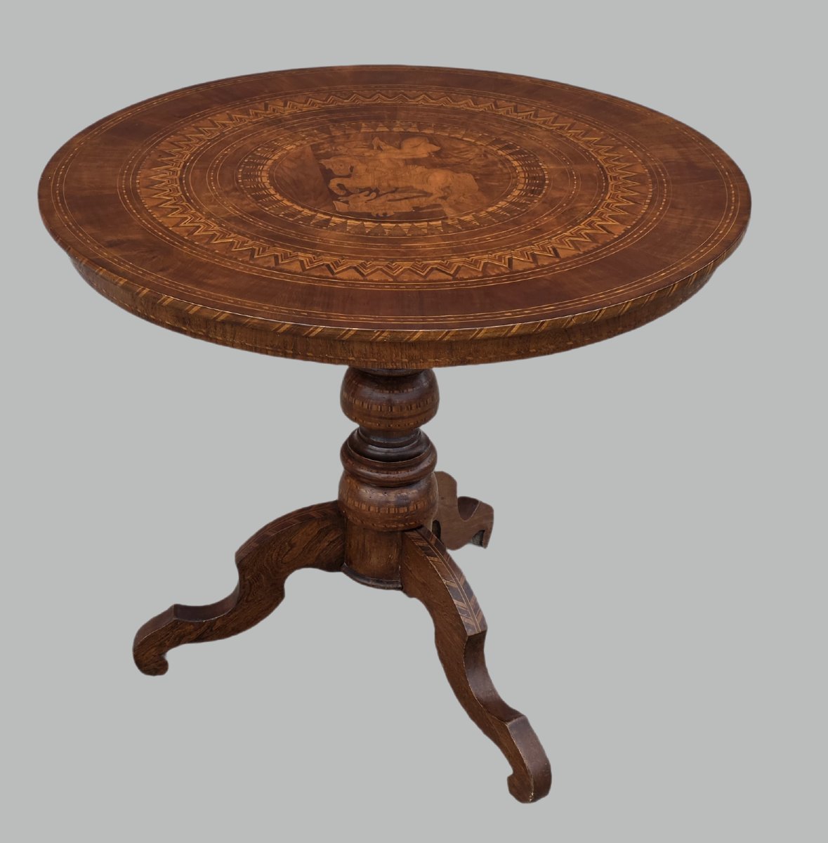 Tavolino neoclassico intarsiato con San Giorgio, area emiliana, fine XIX secolo-photo-3