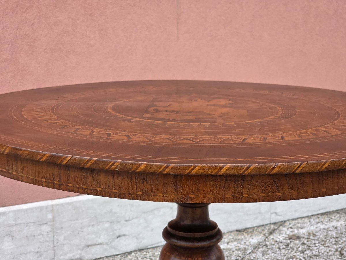 Tavolino neoclassico intarsiato con San Giorgio, area emiliana, fine XIX secolo-photo-4