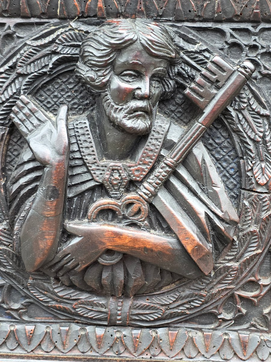 Cassapanca neomedievale scolpita a mano in noce con iconografia cristiana, XIX secolo-photo-4