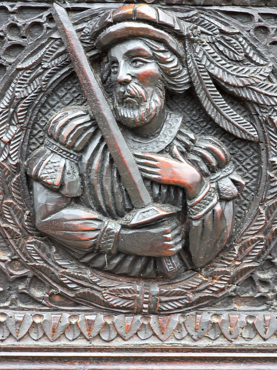 Cassapanca neomedievale scolpita a mano in noce con iconografia cristiana, XIX secolo-photo-5