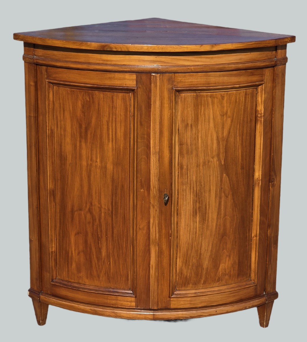 Cantonale veneto in ciliegio a due ante, epoca austro-veneta, seconda metà XIX secolo