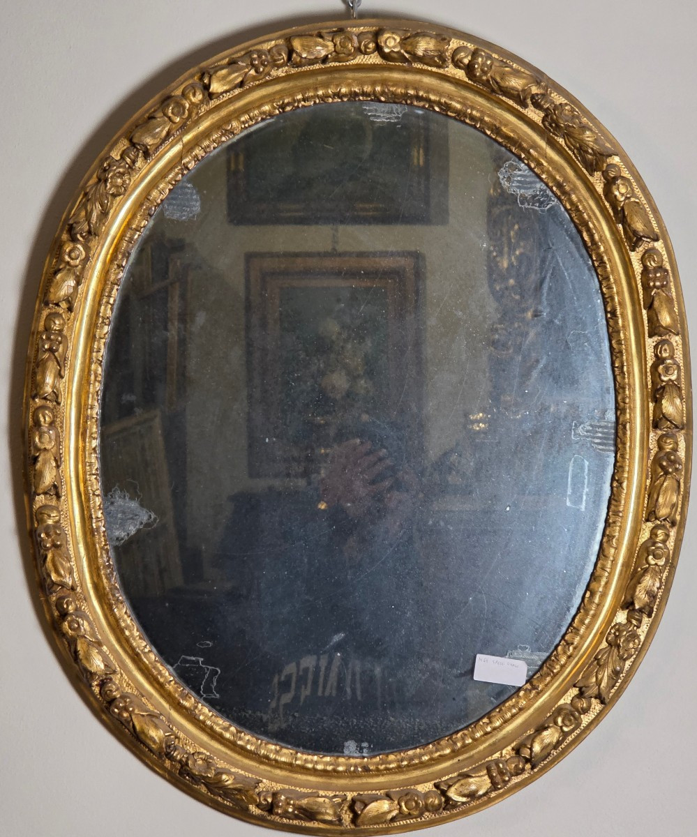 Cornice ovale Luigi XVI dorata a foglia d’oro adattata a specchiera, fine XVIII secolo