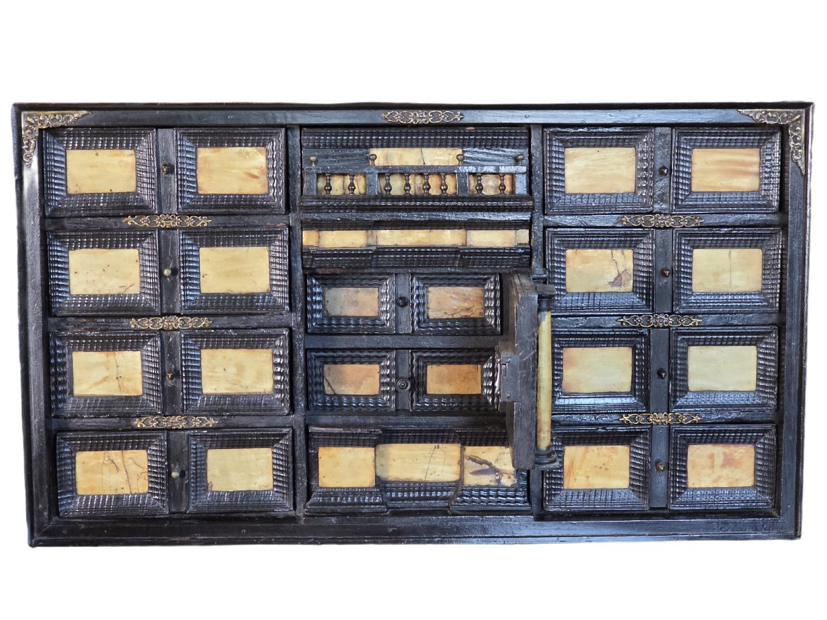 Monetiere da collezione in legno e lamina di corno, Italia settentrionale, XVII secolo-photo-2