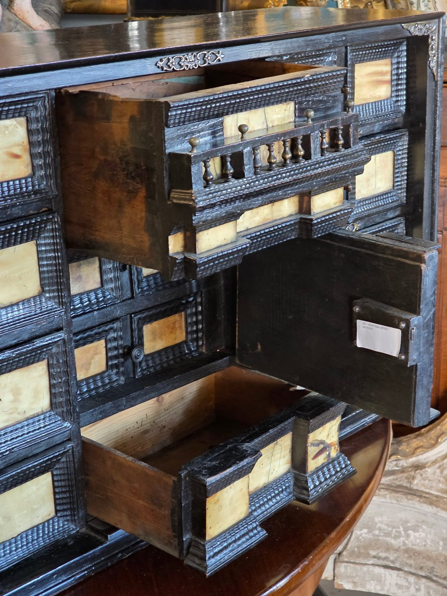 Monetiere da collezione in legno e lamina di corno, Italia settentrionale, XVII secolo-photo-8