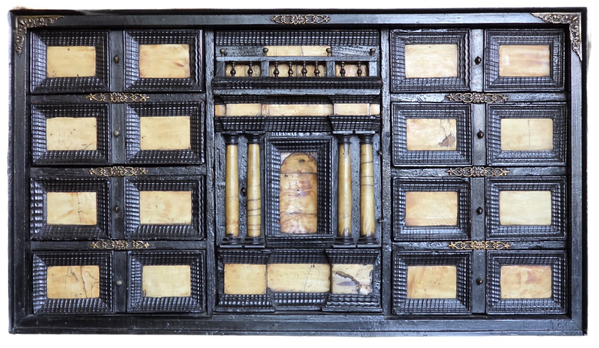 Monetiere da collezione in legno e lamina di corno, Italia settentrionale, XVII secolo