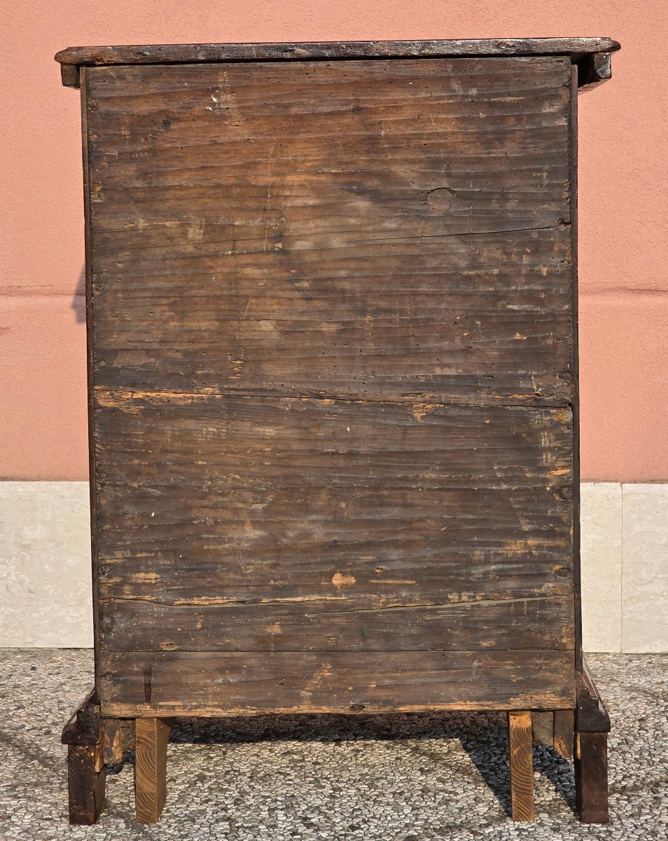 Comodino veneto del XVII secolo, quattro cassetti bugnati-photo-4