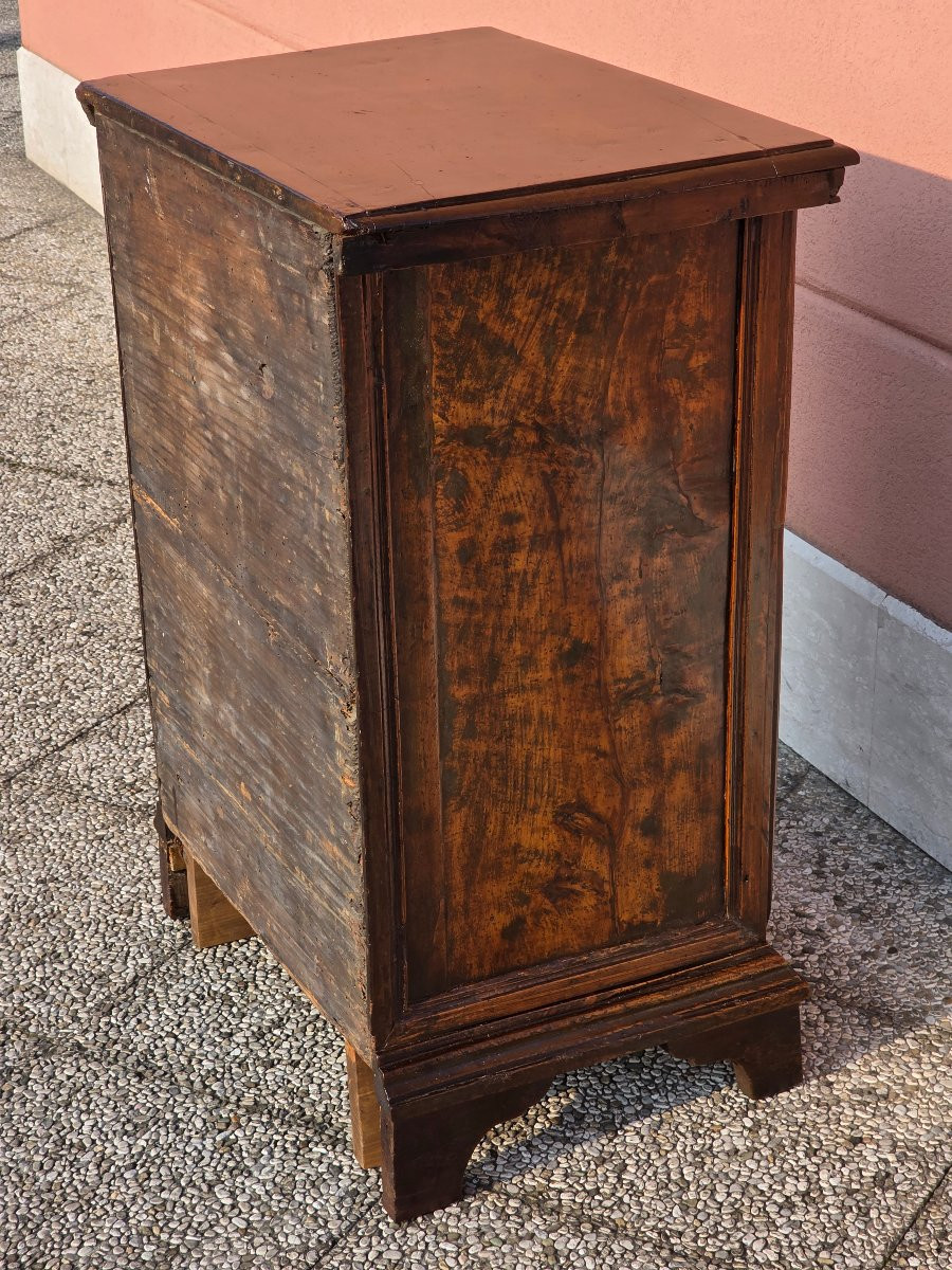 Comodino veneto del XVII secolo, quattro cassetti bugnati-photo-7