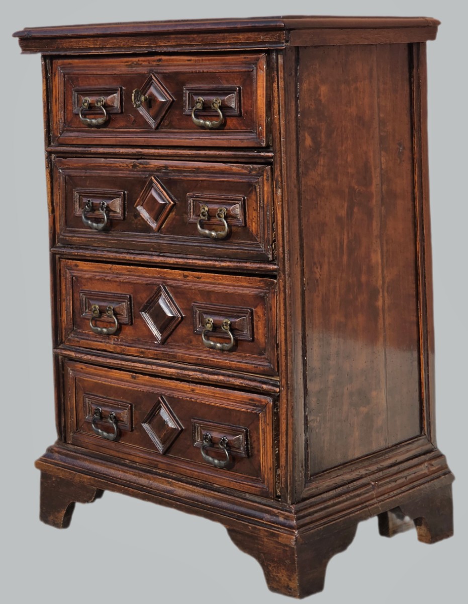 Comodino veneto del XVII secolo, quattro cassetti bugnati