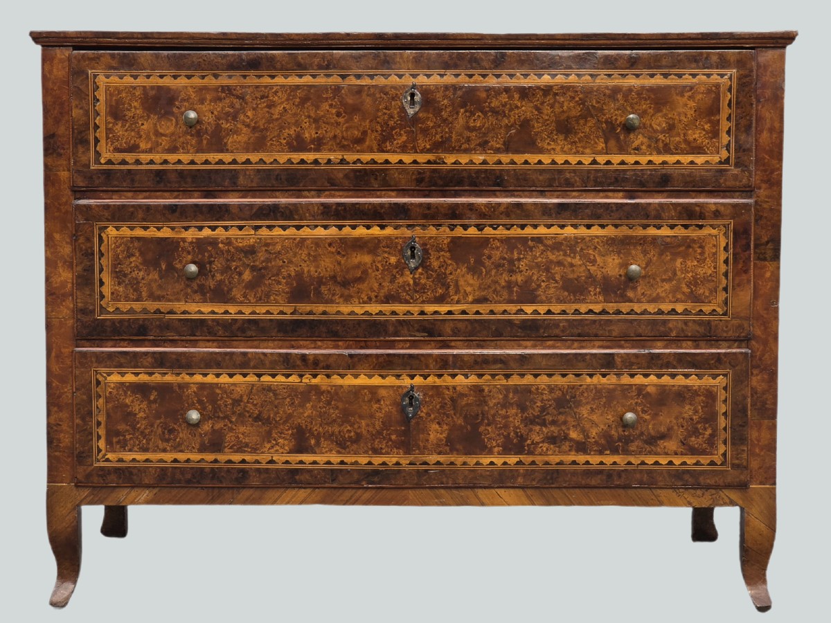 Comò veneto Luigi XVI lastronato in radica di noce e tuia, fine XVIII secolo