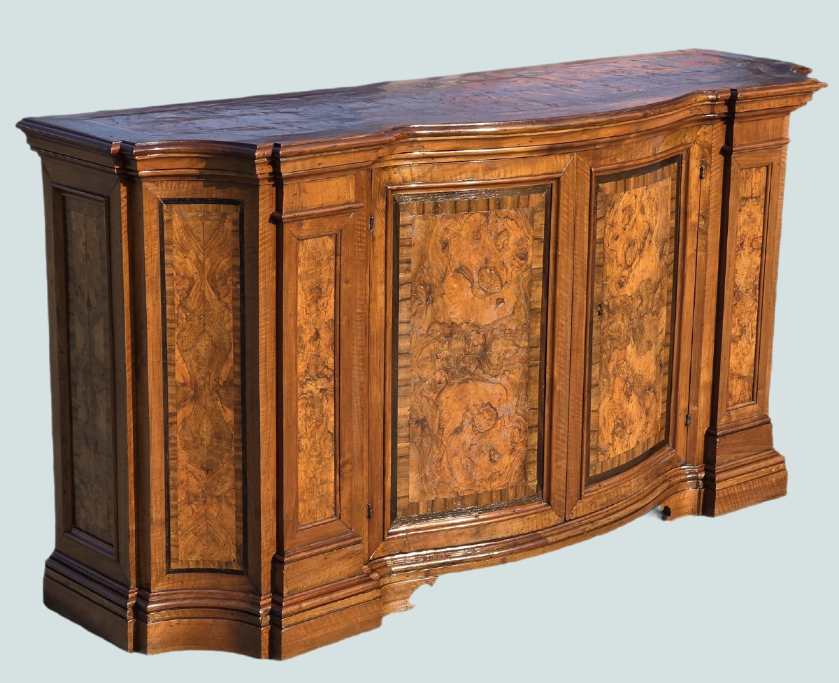 Credenza sagomata in noce e radica di ulivo, area lombardo-veneta, XVIII secolo-photo-2