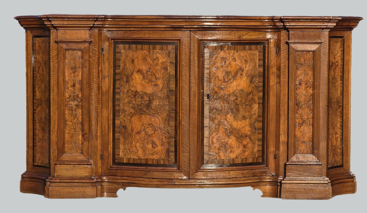 Credenza sagomata in noce e radica di ulivo, area lombardo-veneta, XVIII secolo-photo-3