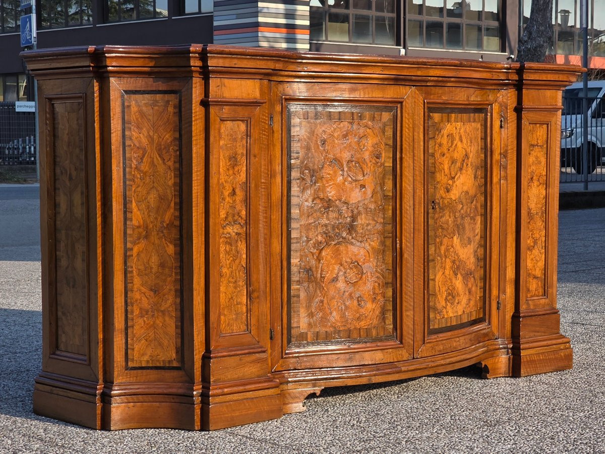 Credenza sagomata in noce e radica di ulivo, area lombardo-veneta, XVIII secolo-photo-4