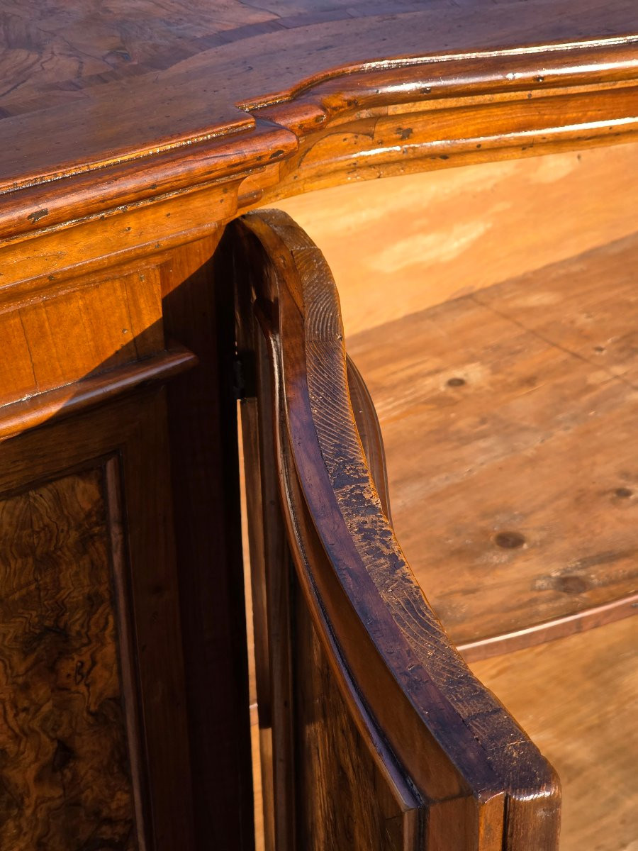 Credenza sagomata in noce e radica di ulivo, area lombardo-veneta, XVIII secolo-photo-7