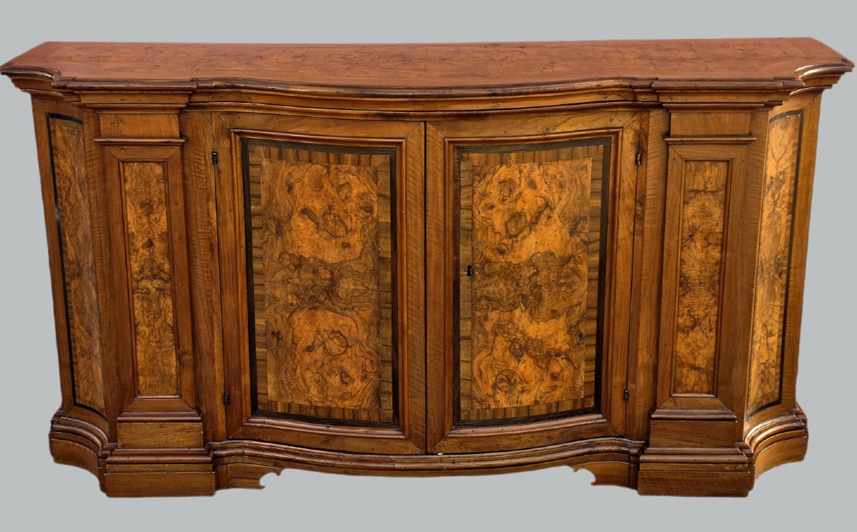 Credenza sagomata in noce e radica di ulivo, area lombardo-veneta, XVIII secolo
