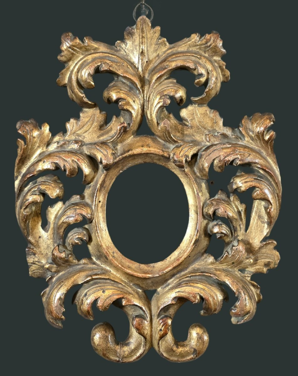 Cornice ovale Luigi XV intagliata e dorata, legno di cirmolo, Veneto-Emilia, XVIII secolo