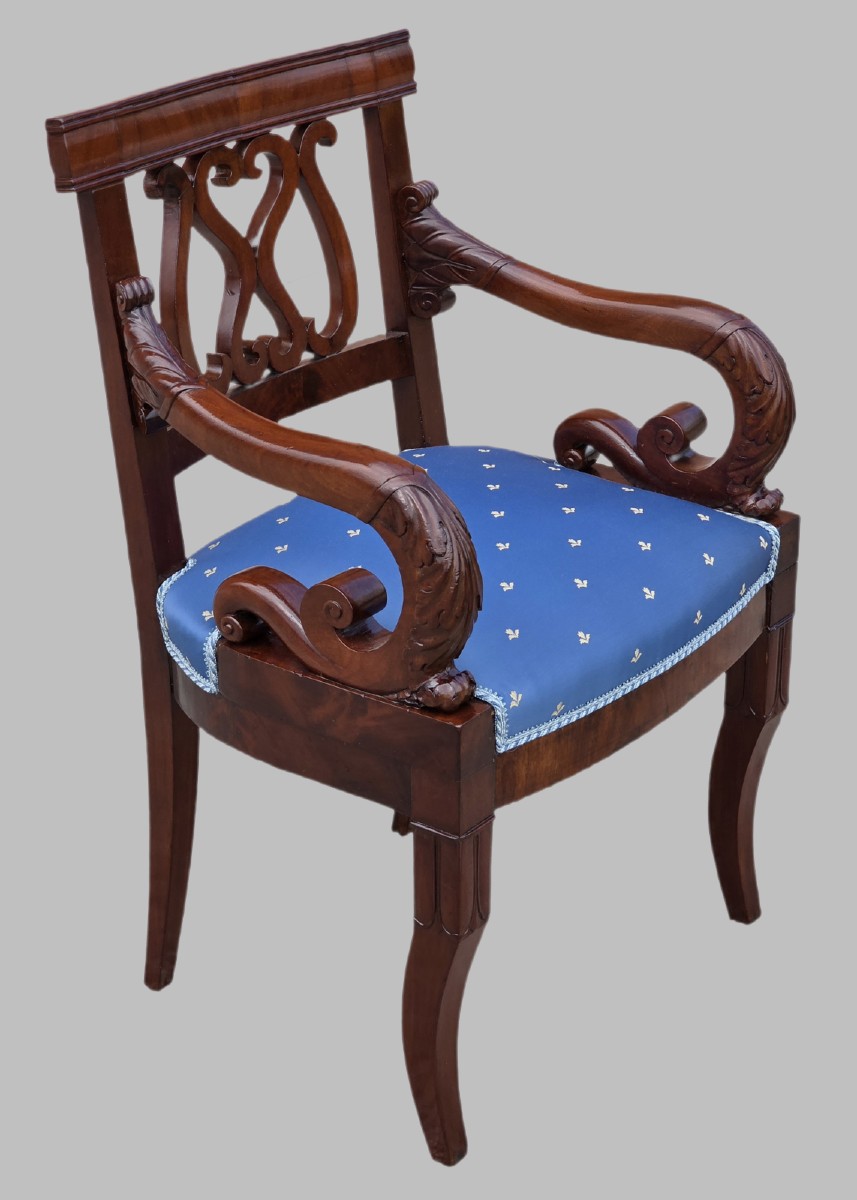 Poltrona Impero in mogano intagliato, braccioli a ricciolo, Italia primi ‘800