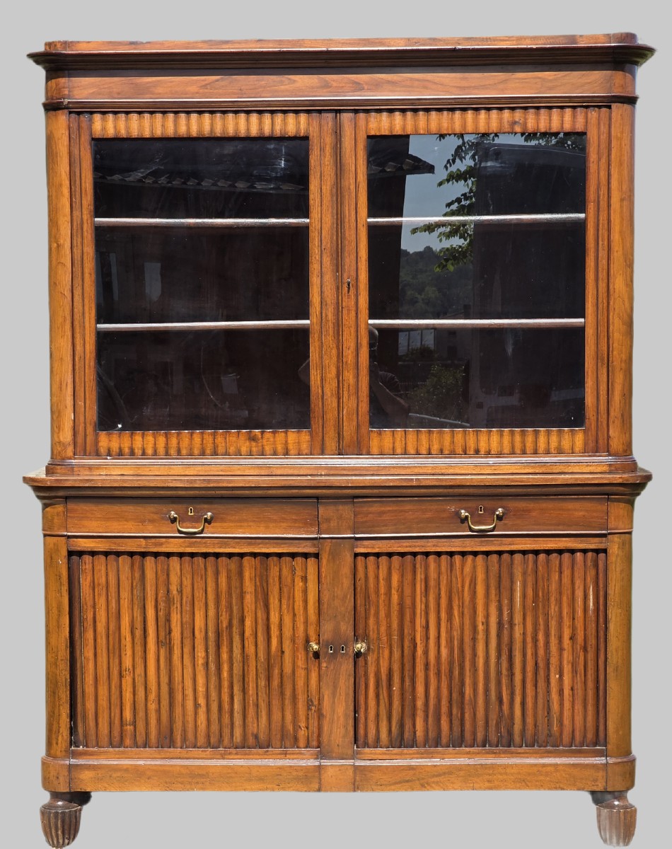 Credenza libreria veneta Carlo X in noce massello, ante a serrandina, XIX secolo