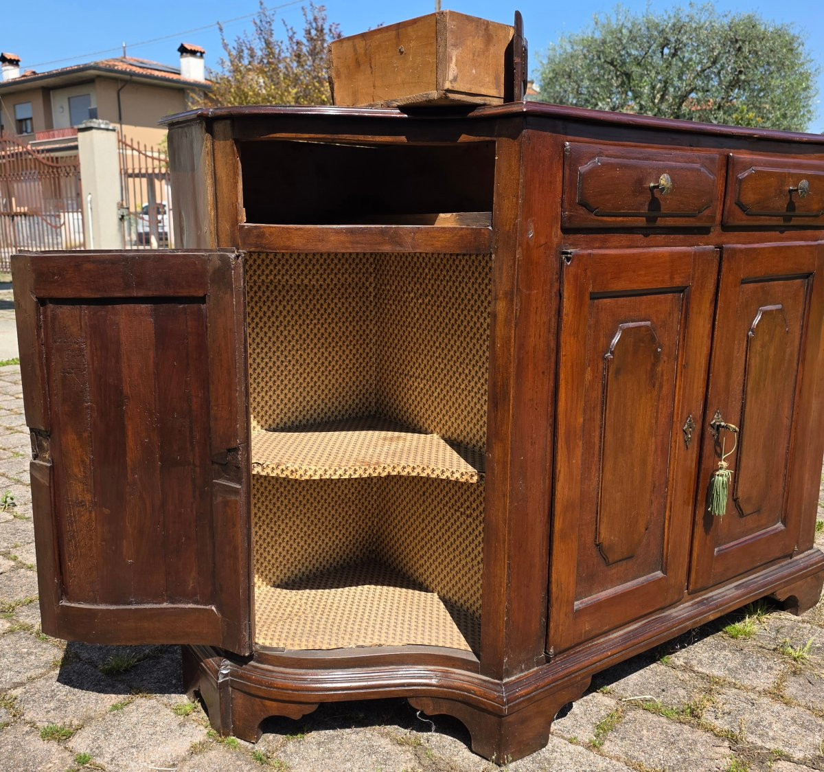 Credenza sagomata in noce massiccio, Nord Italia, influenza veneta, metà XIX secolo-photo-3