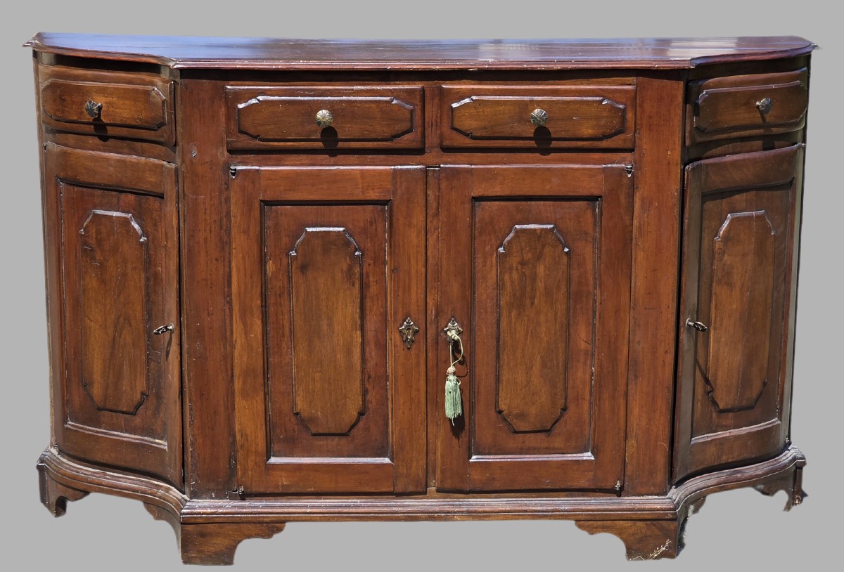 Credenza sagomata in noce massiccio, Nord Italia, influenza veneta, metà XIX secolo