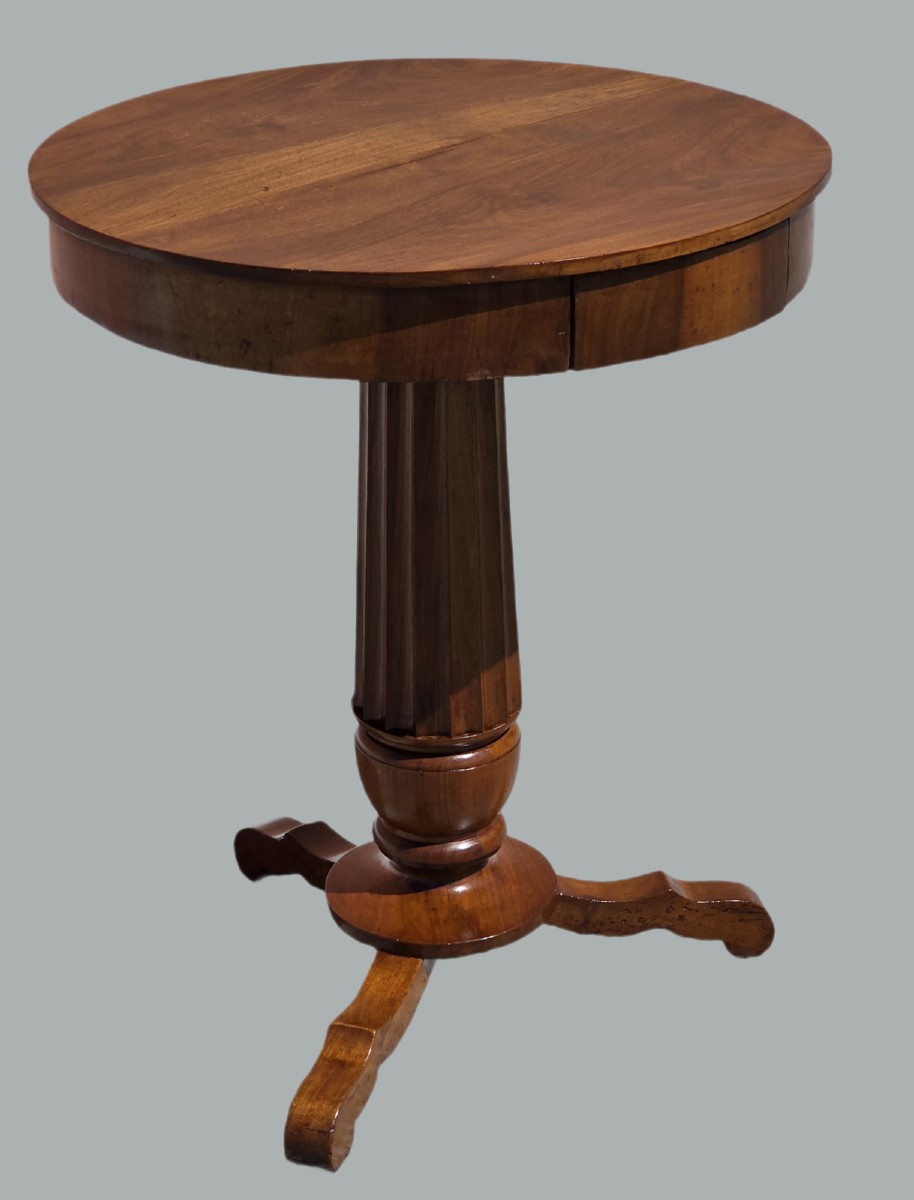 Tavolino rotondo in noce veneto con cassetto, XIX secolo