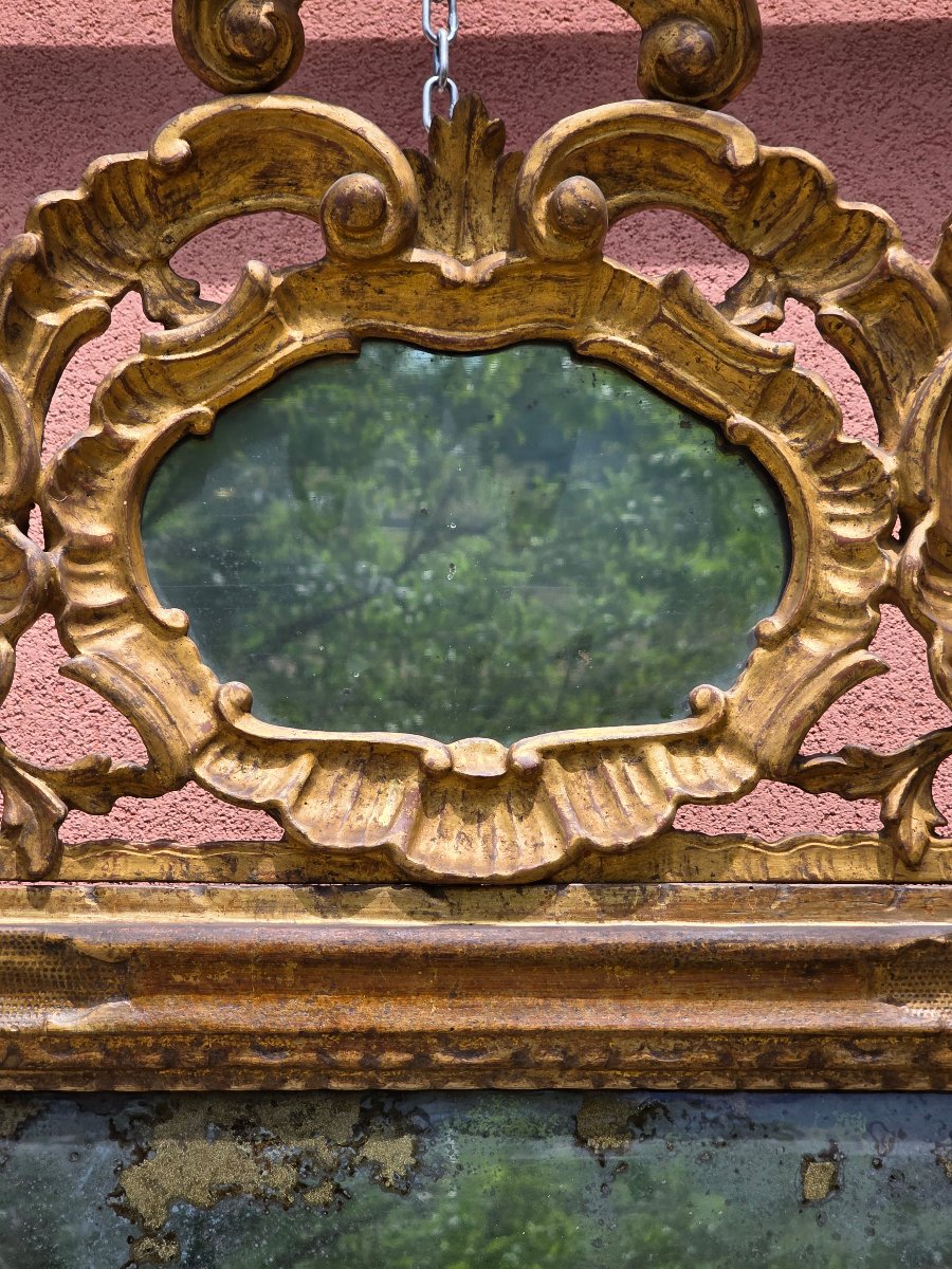 Specchiera veneziana dorata del XVIII secolo con cimasa e fregi intagliati-photo-2