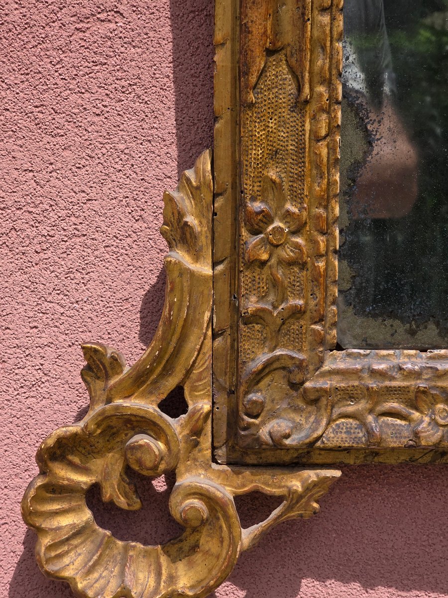 Specchiera veneziana dorata del XVIII secolo con cimasa e fregi intagliati-photo-1