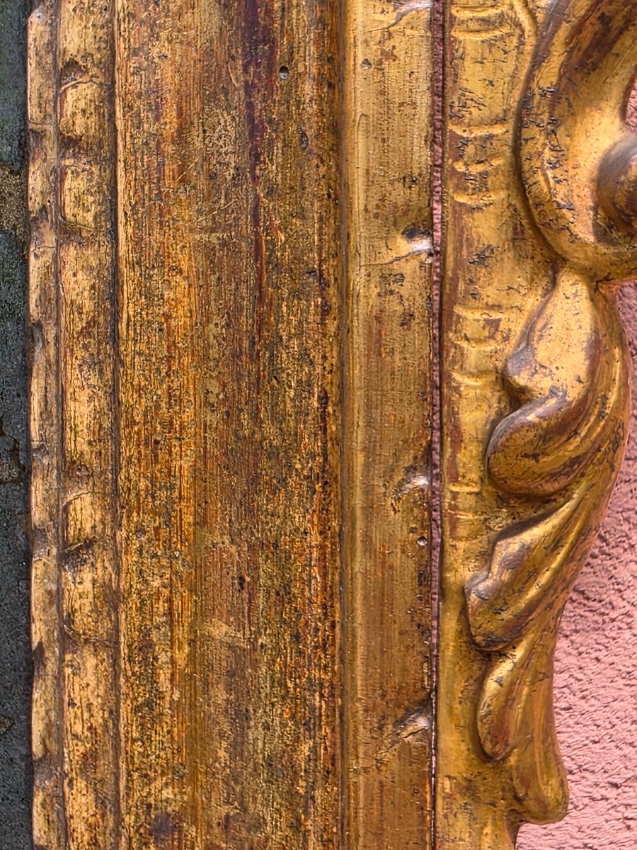 Specchiera veneziana dorata del XVIII secolo con cimasa e fregi intagliati-photo-2