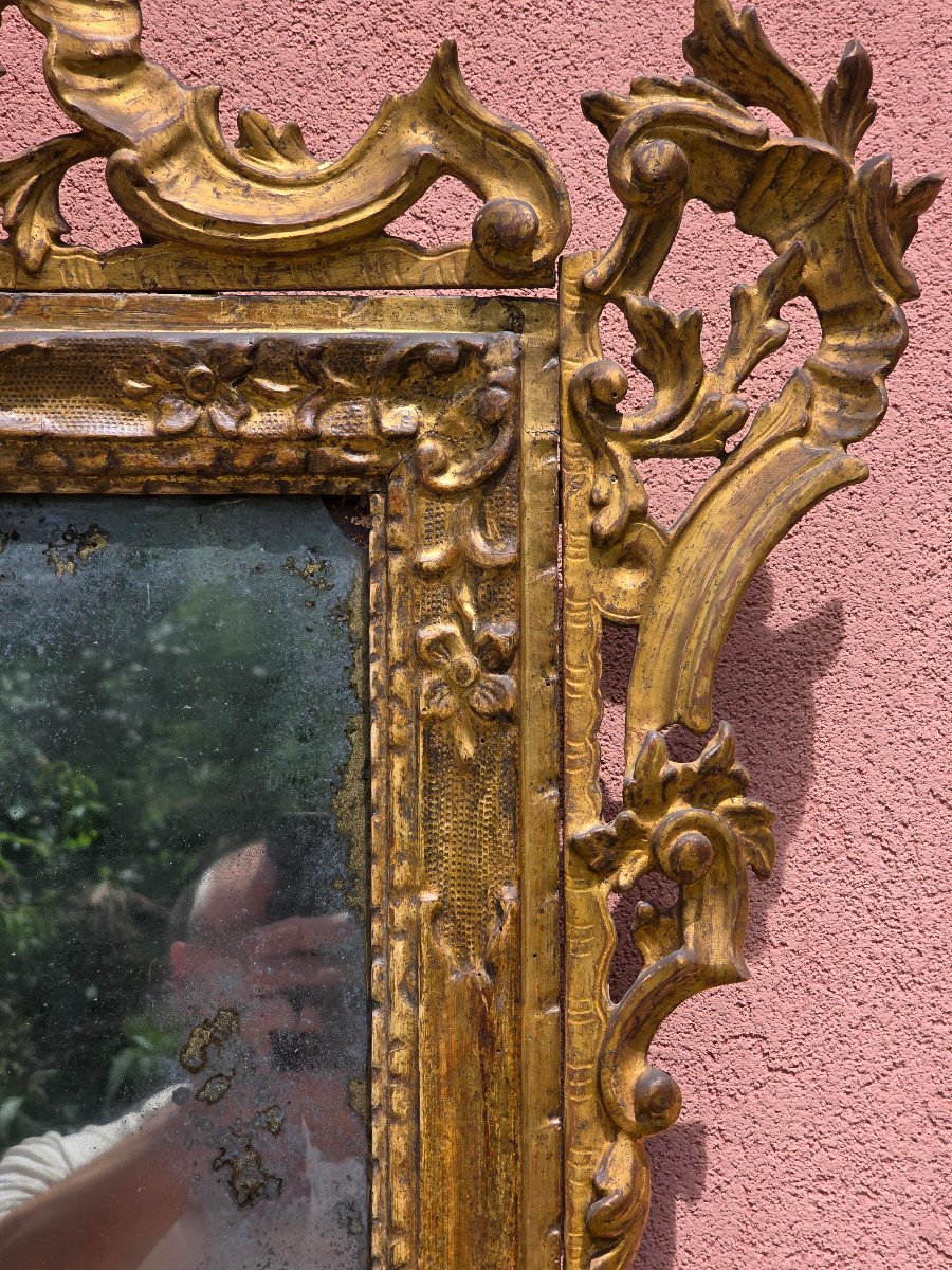 Specchiera veneziana dorata del XVIII secolo con cimasa e fregi intagliati-photo-5