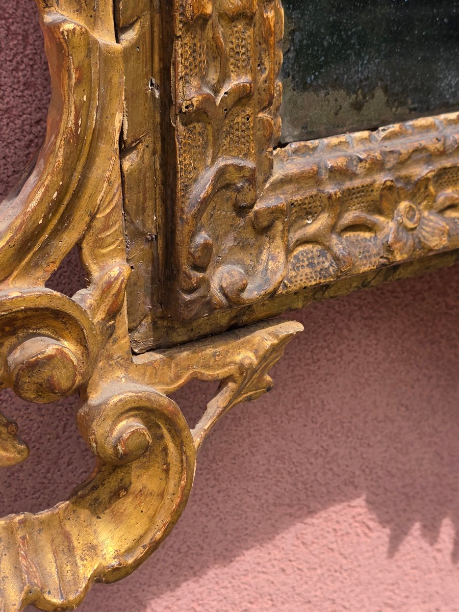 Specchiera veneziana dorata del XVIII secolo con cimasa e fregi intagliati-photo-6