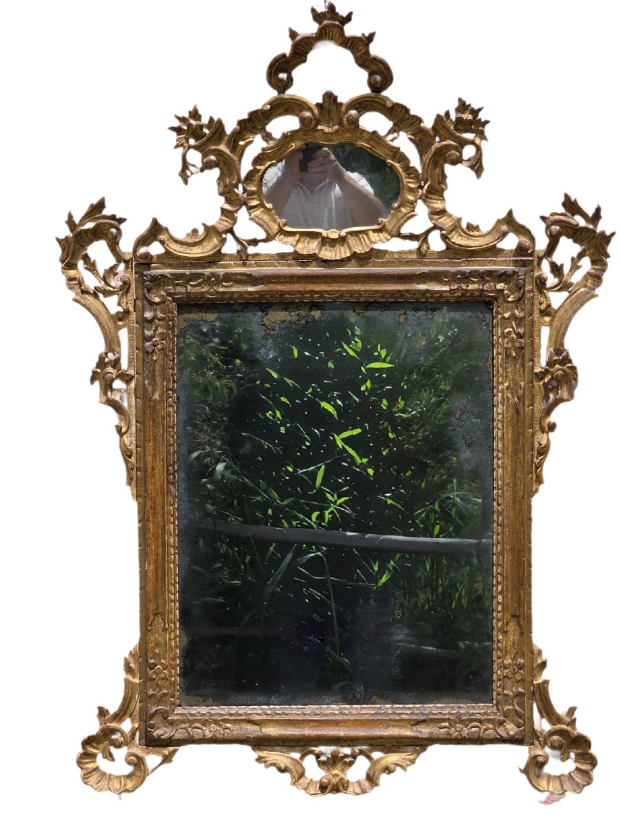 Specchiera veneziana dorata del XVIII secolo con cimasa e fregi intagliati