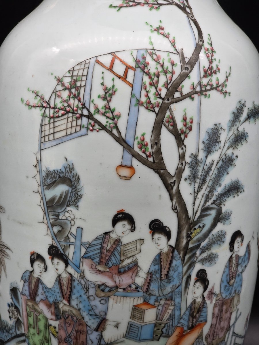 Grande vaso cinese in porcellana con scene figurate e calligrafia - H 59,5 cm