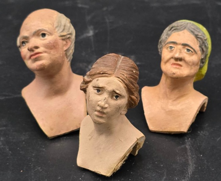 Tre teste di pastori da presepe napoletano in terracotta policroma, inizi XIX secolo