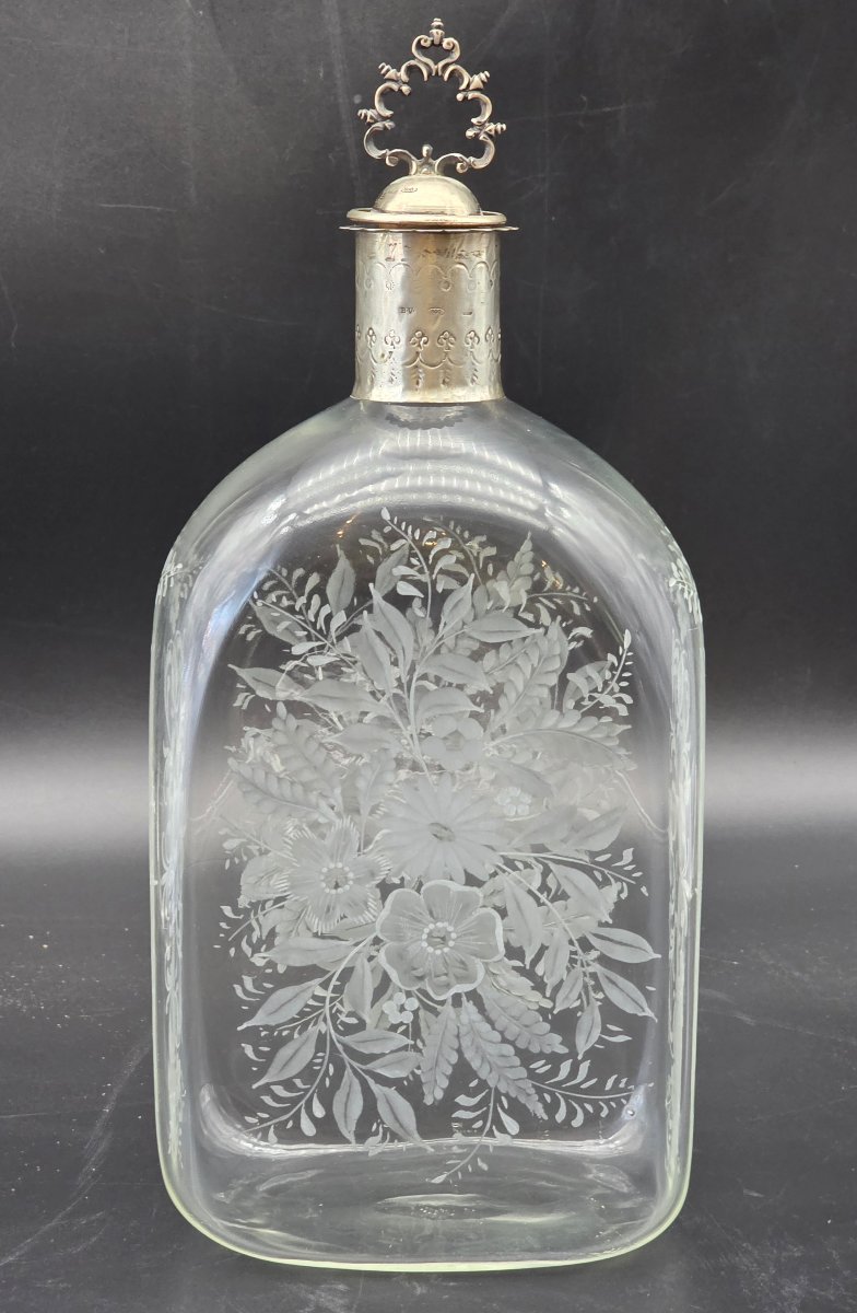 Bottiglia da liquore in vetro inciso con tappo in argento 800, Venezia, fine XIX secolo