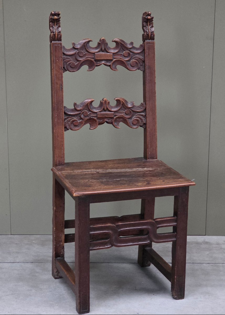 Seggiolone veneto in legno da frutto intagliato, fine XVII - inizi XVIII secolo