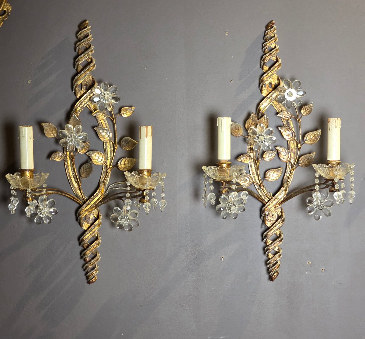 Coppia di applique in metallo dorato e cristallo, stile Maison Baguès, circa 1950-60-photo-4