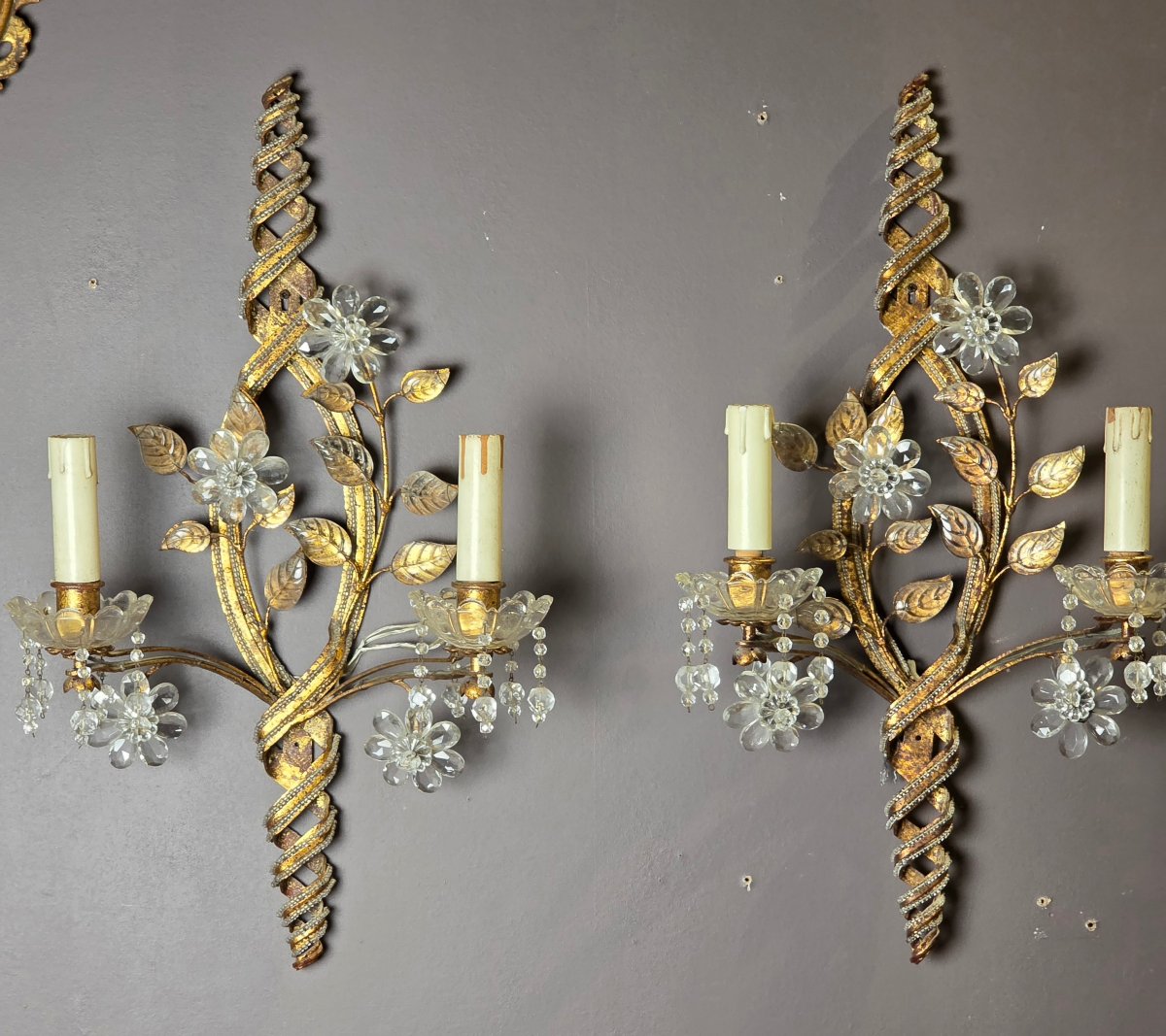 Coppia di applique in metallo dorato e cristallo, stile Maison Baguès, circa 1950-60-photo-6