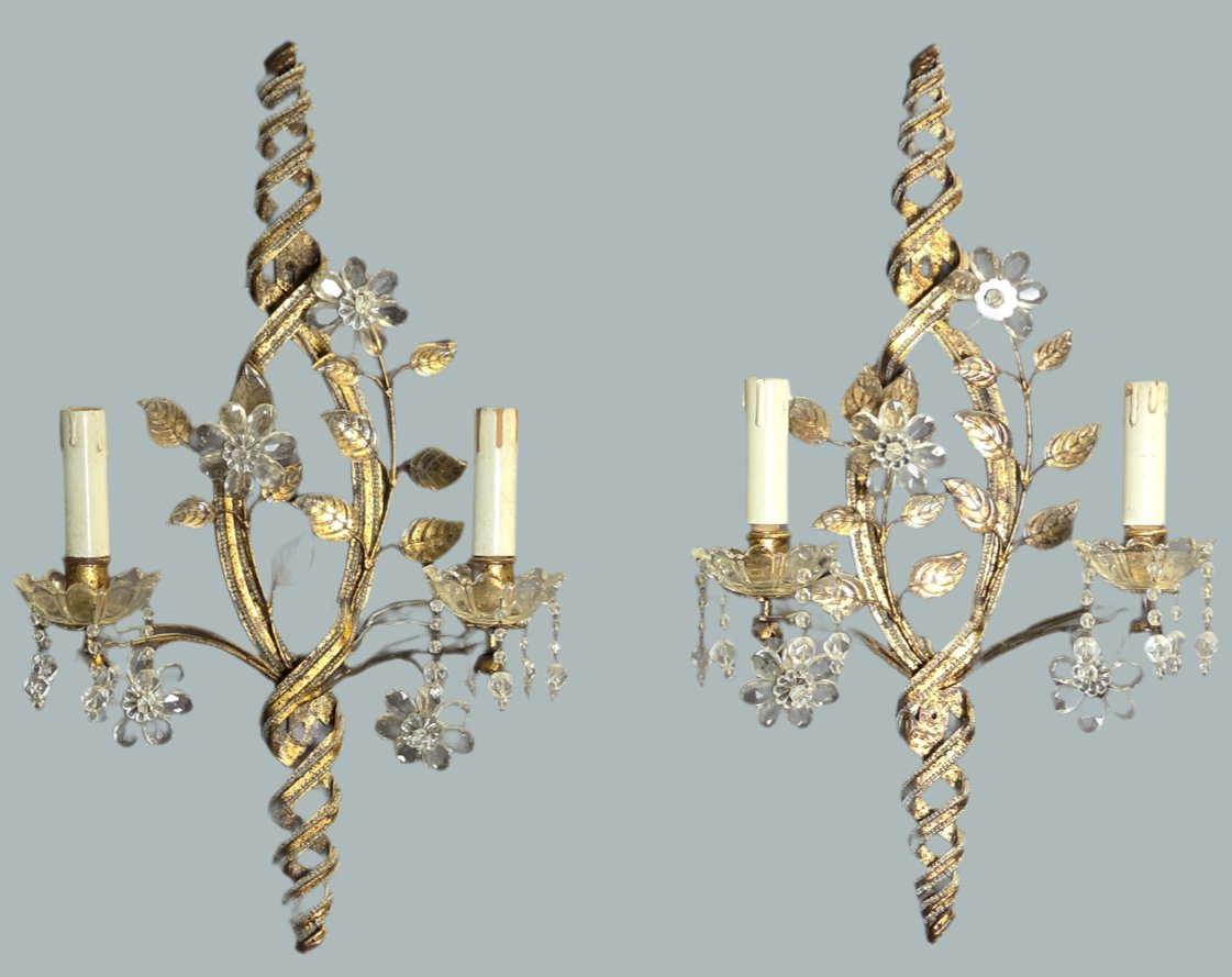 Coppia di applique in metallo dorato e cristallo, stile Maison Baguès, circa 1950-60