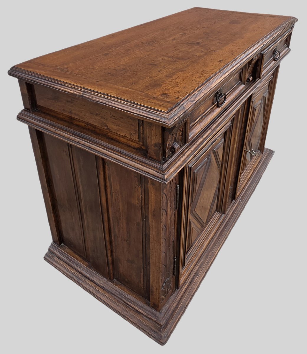 Credenza in noce massiccio, Italia settentrionale, XVII secolo-photo-2