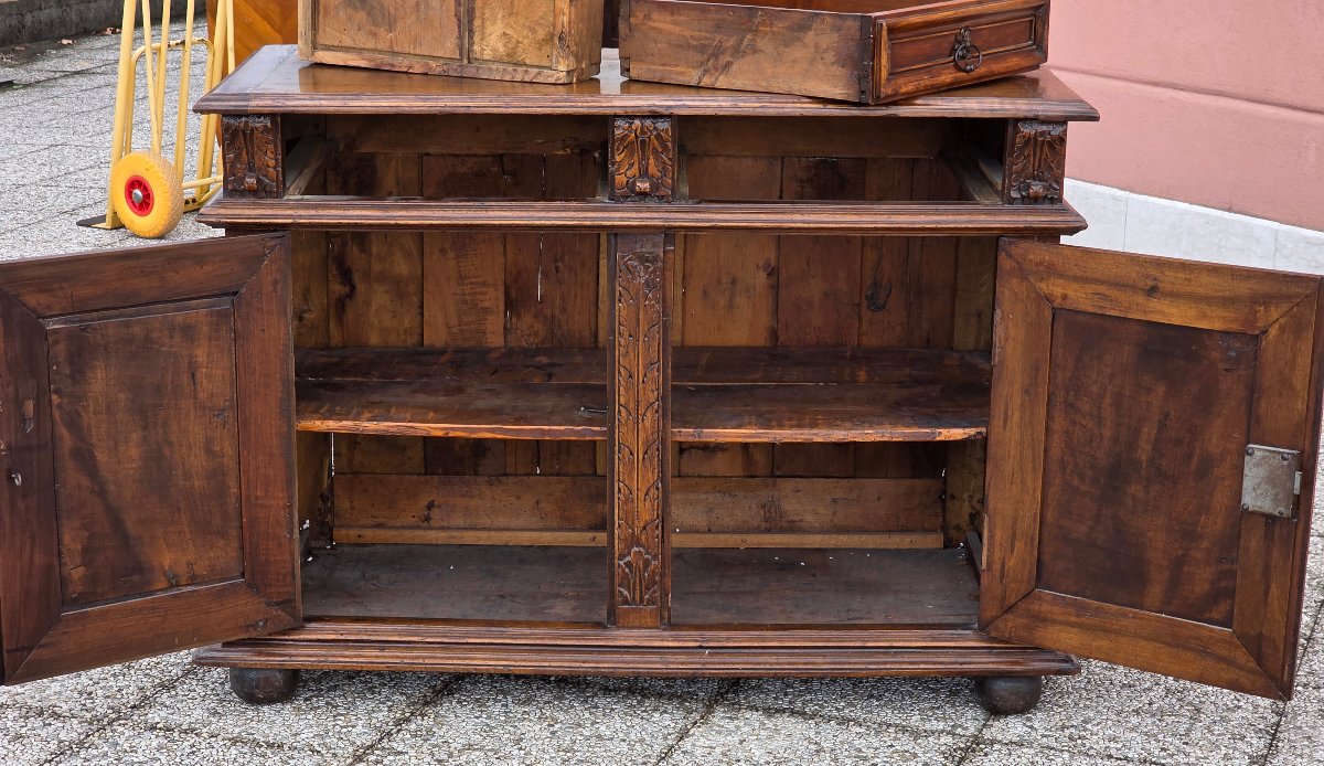 Credenza in noce massiccio, Italia settentrionale, XVII secolo-photo-4