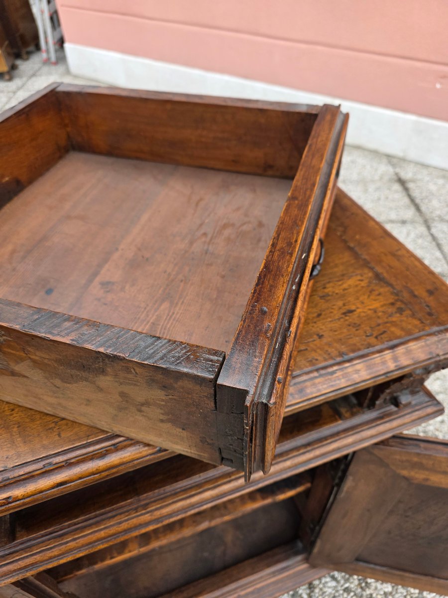 Credenza in noce massiccio, Italia settentrionale, XVII secolo-photo-4