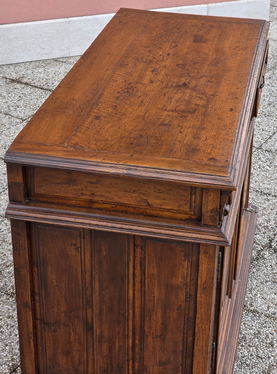 Credenza in noce massiccio, Italia settentrionale, XVII secolo-photo-7