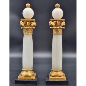Coppia di eleganti colonne neoclassiche in alabastro e legno dorato, inizi XIX secolo