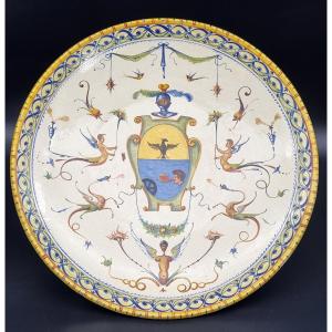 Grande piatto da parata in maiolica decorata a grottesche, con stemma nobiliare – Italia centra