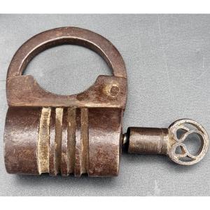 Lucchetto tedesco in ferro battuto con chiave originale – XVIII secolo